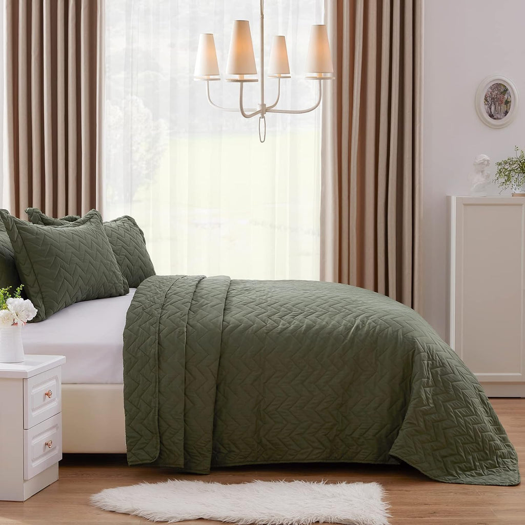 Nexhome Queen Quilt Set Lightweight Bedspreads Soft Microfiber Reversible Quilted Bed Cover Olive Green Modern Style Polyline Pattern Bedding Set for All Season 3 Pieces (1 Quilt, 2 Pillow Shams)