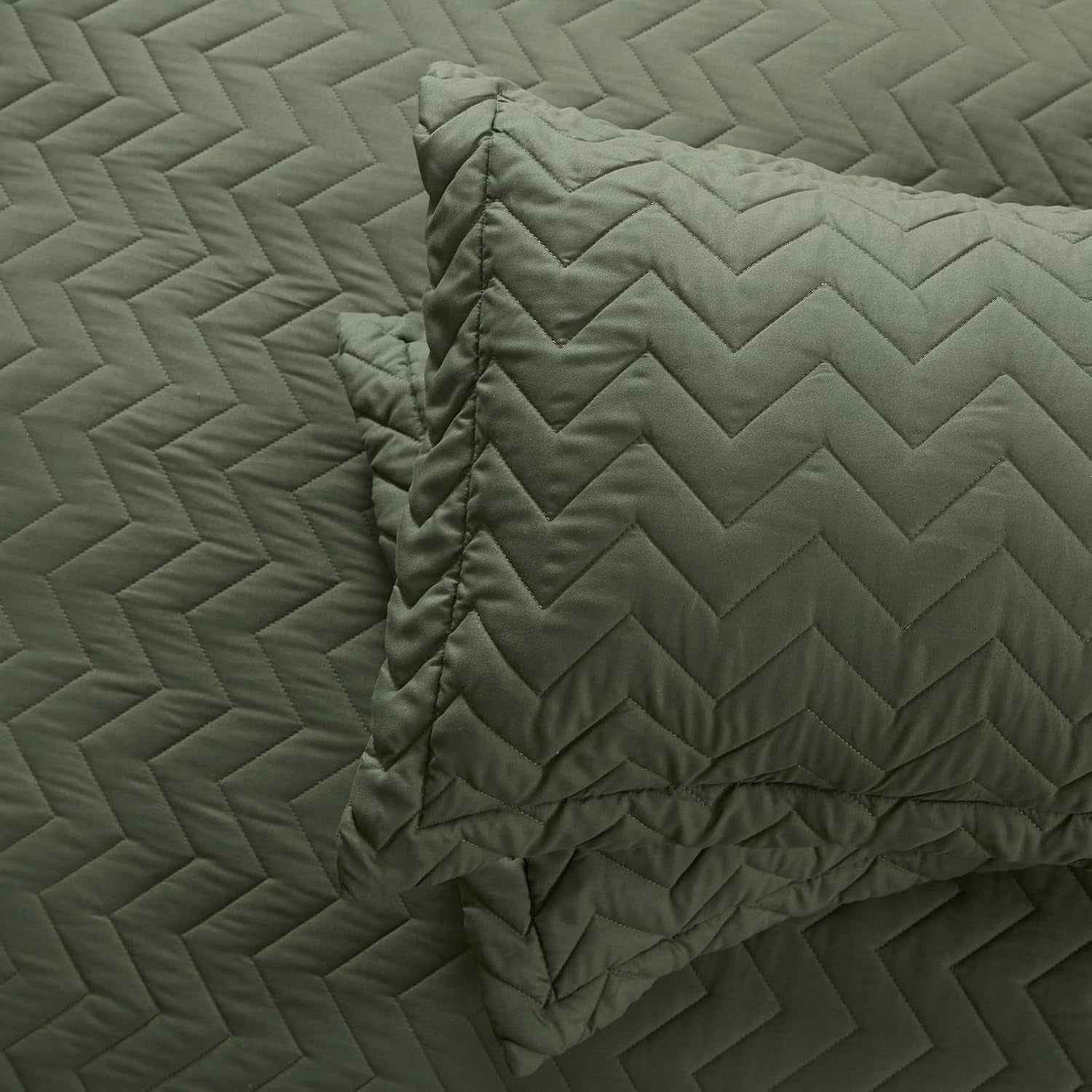 Nexhome Queen Quilt Set Lightweight Bedspreads Soft Microfiber Reversible Quilted Bed Cover Olive Green Modern Style Polyline Pattern Bedding Set for All Season 3 Pieces (1 Quilt, 2 Pillow Shams)