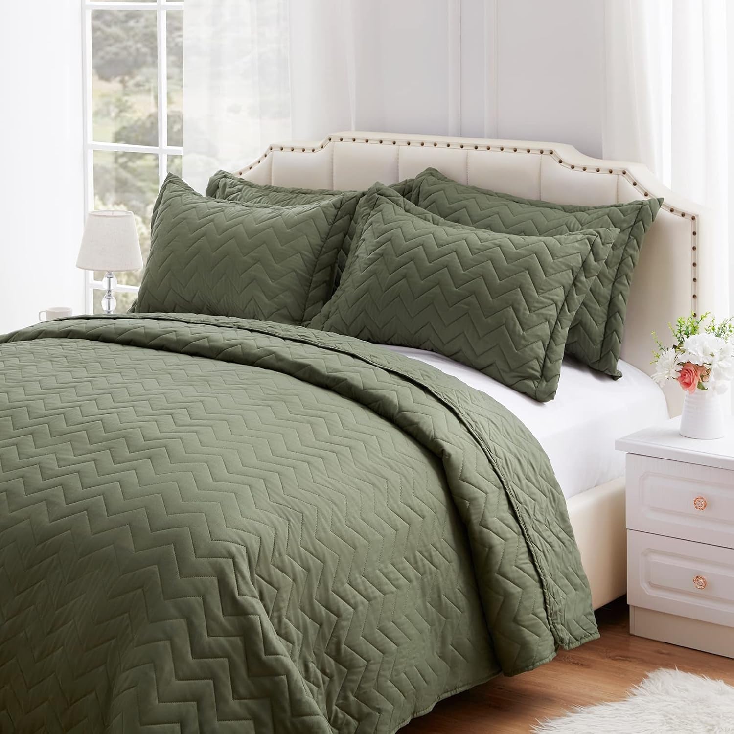 Nexhome Queen Quilt Set Lightweight Bedspreads Soft Microfiber Reversible Quilted Bed Cover Olive Green Modern Style Polyline Pattern Bedding Set for All Season 3 Pieces (1 Quilt, 2 Pillow Shams)